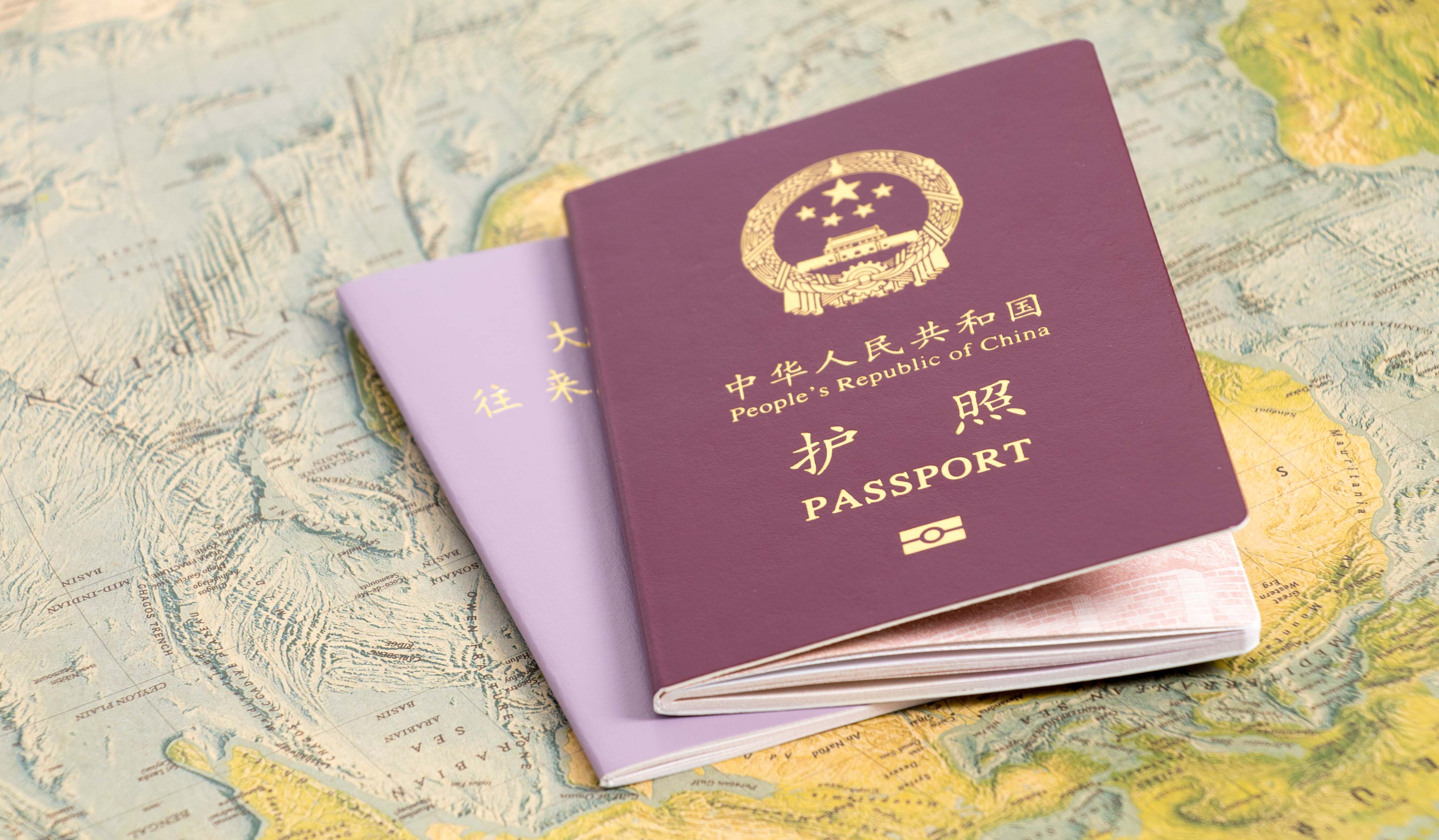 持中国护照如何从新加坡入境港澳特区？2025年版最新解答