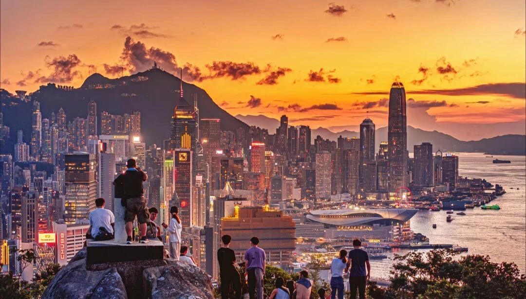 9 万获批!香港高才通迎续签高峰,四类条件与两大路径全解析