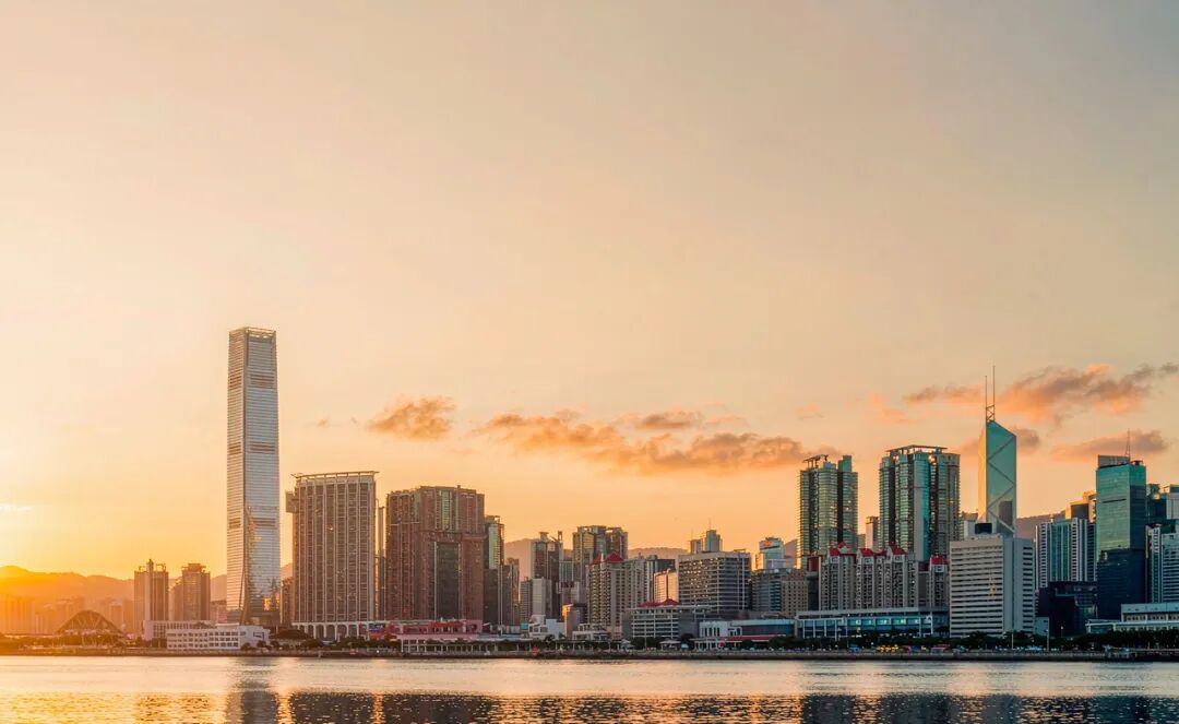 香港维多利亚港晨景（本文配图由AI生成）